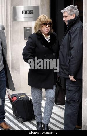 Marianne Faithfull, une icône âgée de 60s ans, qui a tourné 64 ans sur 29 décembre, quitte la BBC radio 2 avec hésitation après avoir découvert des photographes en attente à l'extérieur du bâtiment. Londres, Royaume-Uni. 2/17/11. Banque D'Images