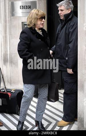 Marianne Faithfull, une icône âgée de 60s ans, qui a tourné 64 ans sur 29 décembre, quitte la BBC radio 2 avec hésitation après avoir découvert des photographes en attente à l'extérieur du bâtiment. Londres, Royaume-Uni. 2/17/11. Banque D'Images