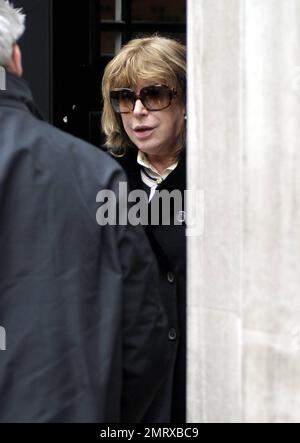 Marianne Faithfull, une icône âgée de 60s ans, qui a tourné 64 ans sur 29 décembre, quitte la BBC radio 2 avec hésitation après avoir découvert des photographes en attente à l'extérieur du bâtiment. Londres, Royaume-Uni. 2/17/11. Banque D'Images