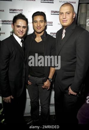 EXCLUSIF !! Mario Lopez, hôte « extra », pose pour des photos avec des fans lors d'une apparition au salon VIP de la discothèque Infusion. San Francisco, Californie. 10/23/10. Banque D'Images