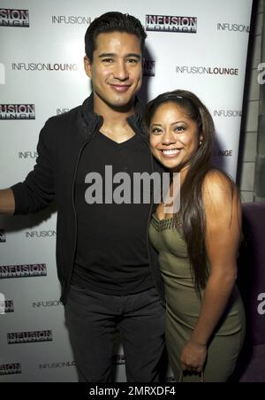 EXCLUSIF !! Mario Lopez, hôte « extra », pose pour des photos avec des fans lors d'une apparition au salon VIP de la discothèque Infusion. San Francisco, Californie. 10/23/10. Banque D'Images