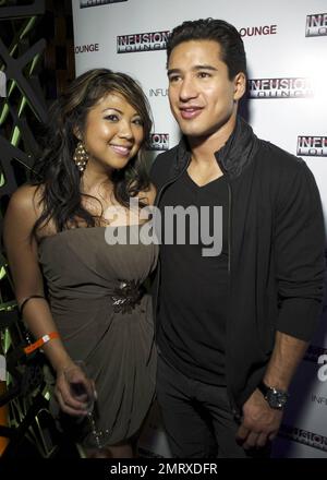 EXCLUSIF !! Mario Lopez, hôte « extra », pose pour des photos avec des fans lors d'une apparition au salon VIP de la discothèque Infusion. San Francisco, Californie. 10/23/10. Banque D'Images