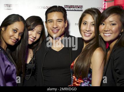 EXCLUSIF !! Mario Lopez, hôte « extra », pose pour des photos avec des fans lors d'une apparition au salon VIP de la discothèque Infusion. San Francisco, Californie. 10/23/10. Banque D'Images