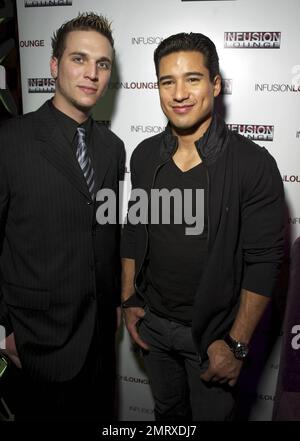 EXCLUSIF !! Mario Lopez, hôte « extra », pose pour des photos avec des fans lors d'une apparition au salon VIP de la discothèque Infusion. San Francisco, Californie. 10/23/10. Banque D'Images