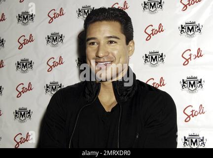 En plus ! L'hôte et le nouveau père Mario Lopez fait une apparition à la boîte de nuit Manor après avoir contribué au lancement de l'Urbanathlon de Santé masculine 2010 à Grant Park. Lopez et sa petite amie Courtney Mazza ont accueilli leur première fille, Gia Francesca Lopez, sur 11 septembre 2010. Chicago, Illinois. 10/16/10. Banque D'Images
