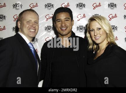 En plus ! L'hôte et le nouveau père Mario Lopez fait une apparition à la boîte de nuit Manor après avoir contribué au lancement de l'Urbanathlon de Santé masculine 2010 à Grant Park. Lopez et sa petite amie Courtney Mazza ont accueilli leur première fille, Gia Francesca Lopez, sur 11 septembre 2010. Chicago, Illinois. 10/16/10. Banque D'Images