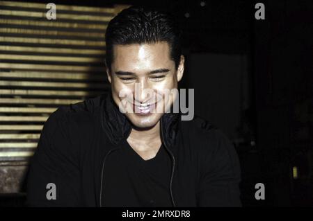 En plus ! L'hôte et le nouveau père Mario Lopez fait une apparition à la boîte de nuit Manor après avoir contribué au lancement de l'Urbanathlon de Santé masculine 2010 à Grant Park. Lopez et sa petite amie Courtney Mazza ont accueilli leur première fille, Gia Francesca Lopez, sur 11 septembre 2010. Chicago, Illinois. 10/16/10. Banque D'Images