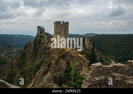 Les ruines des châteaux cathares médiévaux au sommet de la montagne en France contre le ciel nuageux Banque D'Images