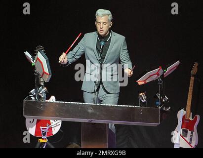 EXCLUSIF !! Mark Ronson, guitariste anglais, producteur de musique et artiste compositeur, présente ses cheveux gris blond platine manucurés lorsqu'il se produit en direct au Belfast Waterfront Hall sous le nom de Mark Ronson & The Business Intl. Ronson a joué la batterie de synthétiseur et la guitare tout en étant perché sur une scène illuminée et élevée tandis que ses bandmates ont joué en dessous. Belfast, IRL. 09/19/10. Banque D'Images