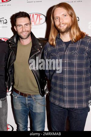 Adam Levine et James Valentine de Maroon 5 posent pour les photographes de la discothèque Haze à l'ARIA avant leur performance au club. Le groupe récompensé par le Grammy Award se prépare pour sa dernière tournée européenne afin de soutenir ses derniers albums. Las Vegas, Nevada 01/08/11. Banque D'Images