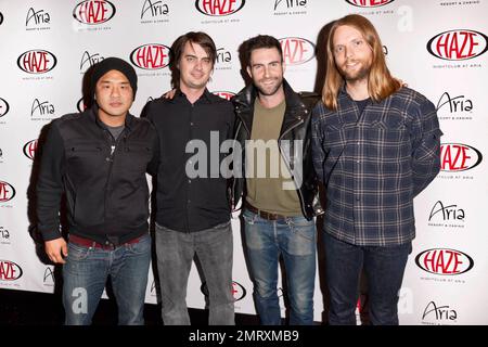 Gene Hong, Sam Farrar, Adam Levine et James Valentine de Maroon 5 posent pour les photographes à la discothèque Haze de l'ARIA avant leur performance au club. Le groupe récompensé par le Grammy Award se prépare pour sa dernière tournée européenne afin de soutenir ses derniers albums. Las Vegas, Nevada 01/08/11. Banque D'Images