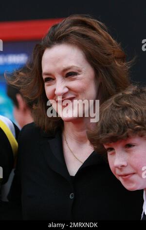 Joan Cusack pose pour les photographes sur le tapis rouge lors de la première du film d'animation 3-D de Walt Disney Pictures, « mars Need Moms », qui s'est tenu au théâtre El Capitan. Los Angeles, Californie. 03/06/11. Banque D'Images