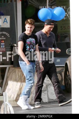 EXCLUSIF !! Martin Kemp, star du ballet et acteur de Spandau, sert un petit-déjeuner familial au Mell's Diner on the Sunset Strip avec sa femme Shirlie Holliman et son fils Roman. L'acteur terre-à-terre a apprécié un petit déjeuner rapide puis a laissé dans une petite saloon Toyota avec la femme Shirlie au volant. Los Angeles, CA 10/24/2010 Banque D'Images