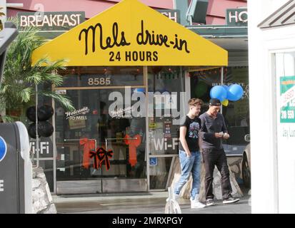 EXCLUSIF !! Martin Kemp, star du ballet et acteur de Spandau, sert un petit-déjeuner familial au Mell's Diner on the Sunset Strip avec sa femme Shirlie Holliman et son fils Roman. L'acteur terre-à-terre a apprécié un petit déjeuner rapide puis a laissé dans une petite saloon Toyota avec la femme Shirlie au volant. Los Angeles, CA 10/24/2010 Banque D'Images