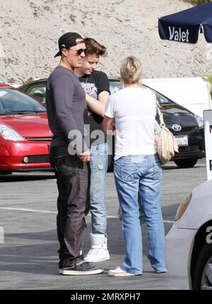 EXCLUSIF !! Martin Kemp, star du ballet et acteur de Spandau, sert un petit-déjeuner familial au Mell's Diner on the Sunset Strip avec sa femme Shirlie Holliman et son fils Roman. L'acteur terre-à-terre a apprécié un petit déjeuner rapide puis a laissé dans une petite saloon Toyota avec la femme Shirlie au volant. Los Angeles, CA 10/24/2010 Banque D'Images