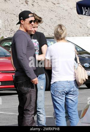 EXCLUSIF !! Martin Kemp, star du ballet et acteur de Spandau, sert un petit-déjeuner familial au Mell's Diner on the Sunset Strip avec sa femme Shirlie Holliman et son fils Roman. L'acteur terre-à-terre a apprécié un petit déjeuner rapide puis a laissé dans une petite saloon Toyota avec la femme Shirlie au volant. Los Angeles, CA 10/24/2010 Banque D'Images