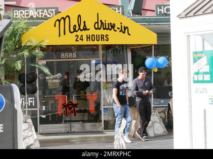 EXCLUSIF !! Martin Kemp, star du ballet et acteur de Spandau, sert un petit-déjeuner familial au Mell's Diner on the Sunset Strip avec sa femme Shirlie Holliman et son fils Roman. L'acteur terre-à-terre a apprécié un petit déjeuner rapide puis a laissé dans une petite saloon Toyota avec la femme Shirlie au volant. Los Angeles, CA 10/24/2010 Banque D'Images