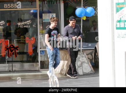 EXCLUSIF !! Martin Kemp, star du ballet et acteur de Spandau, sert un petit-déjeuner familial au Mell's Diner on the Sunset Strip avec sa femme Shirlie Holliman et son fils Roman. L'acteur terre-à-terre a apprécié un petit déjeuner rapide puis a laissé dans une petite saloon Toyota avec la femme Shirlie au volant. Los Angeles, CA 10/24/2010 Banque D'Images