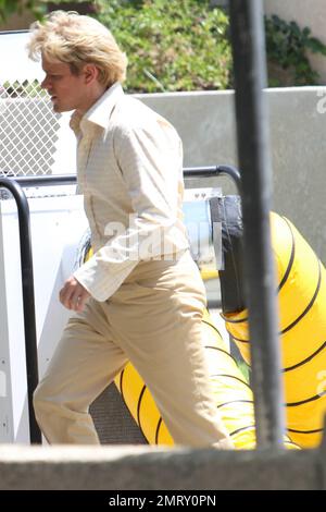 EXCLUSIF !! Matt Damon est habillé en costume sur le set de 'Liberace: Behind the Candelabra.' Damon joue le petit ami de Liberace, Scott Thorson, en face de Michael Douglas, qui joue à Liberace dans le film. Palm Springs, Californie 20th août 2012. Banque D'Images
