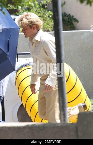 EXCLUSIF !! Matt Damon est habillé en costume sur le set de 'Liberace: Behind the Candelabra.' Damon joue le petit ami de Liberace, Scott Thorson, en face de Michael Douglas, qui joue à Liberace dans le film. Palm Springs, Californie 20th août 2012. Banque D'Images