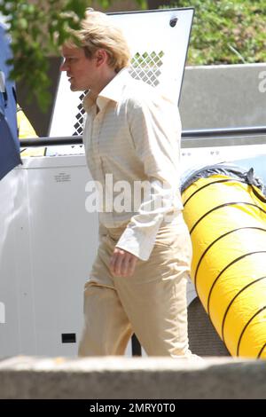 EXCLUSIF !! Matt Damon est habillé en costume sur le set de 'Liberace: Behind the Candelabra.' Damon joue le petit ami de Liberace, Scott Thorson, en face de Michael Douglas, qui joue à Liberace dans le film. Palm Springs, Californie 20th août 2012. Banque D'Images