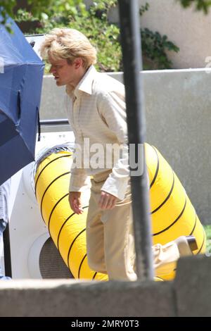 EXCLUSIF !! Matt Damon est habillé en costume sur le set de 'Liberace: Behind the Candelabra.' Damon joue le petit ami de Liberace, Scott Thorson, en face de Michael Douglas, qui joue à Liberace dans le film. Palm Springs, Californie 20th août 2012. Banque D'Images