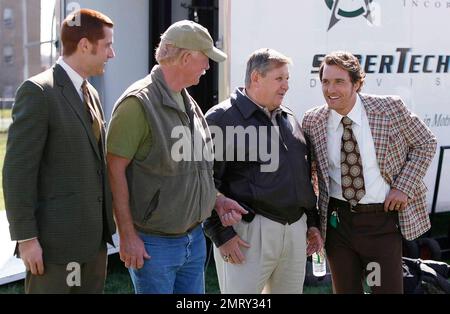 Exclusif !! Les acteurs Matthew McConaughey, à droite, et Matthew Fox, à gauche, parlent à l'ancien entraîneur de football Marshall Jack Lengyel, deuxième de droite, et à Red Dawson lors d'une pause dans le tournage de « We are Marshall », le mardi 4 avril 2006, près de Twin Towers sur le campus de Marshall à Huntington, en Virginie Banque D'Images