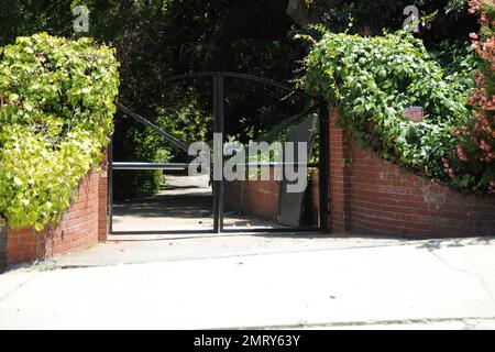 EXCLUSIF !! Vue extérieure de la nouvelle maison fermée de Hollywood Hills, l'acteur Matthew Morrison, aurait acheté pour $1,2 millions en mars 2010. Morrison, qui a également joué à la fois dans les comédies musicales de Broadway et hors de Broadway, y compris « Hairspray » et a été nominé pour un Tony Award, aurait dans la modeste demeure deux chambres avec de charmants balcons, deux salles de bains et une cheminée. Le nouvel achat de Morrison a été construit en 1941 et a été récemment rénové. Los Angeles, Californie. 06/19/10. Banque D'Images