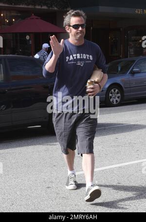 L'acteur Matthew Perry, connu pour son personnage Chandler Bing sur « Friends », a été vu quitter un bâtiment médical à L.A. L'acteur de 42 ans avait l'air un peu effrayé dans un t-shirt Patriots, un short à carreaux gris et des baskets noires, alors qu'il traversait la rue en tenant une boisson énergétique et en faisant des signes aux photographes. Los Angeles, Californie. 30th janvier 2012. Banque D'Images