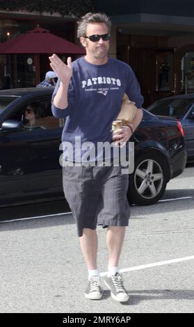 L'acteur Matthew Perry, connu pour son personnage Chandler Bing sur « Friends », a été vu quitter un bâtiment médical à L.A. L'acteur de 42 ans avait l'air un peu effrayé dans un t-shirt Patriots, un short à carreaux gris et des baskets noires, alors qu'il traversait la rue en tenant une boisson énergétique et en faisant des signes aux photographes. Los Angeles, Californie. 30th janvier 2012. Banque D'Images