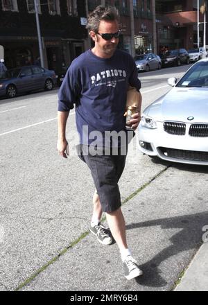 L'acteur Matthew Perry, connu pour son personnage Chandler Bing sur « Friends », a été vu quitter un bâtiment médical à L.A. L'acteur de 42 ans avait l'air un peu effrayé dans un t-shirt Patriots, un short à carreaux gris et des baskets noires, alors qu'il traversait la rue en tenant une boisson énergétique et en faisant des signes aux photographes. Los Angeles, Californie. 30th janvier 2012. Banque D'Images