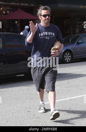 L'acteur Matthew Perry, connu pour son personnage Chandler Bing sur « Friends », a été vu quitter un bâtiment médical à L.A. L'acteur de 42 ans avait l'air un peu effrayé dans un t-shirt Patriots, un short à carreaux gris et des baskets noires, alors qu'il traversait la rue en tenant une boisson énergétique et en faisant des signes aux photographes. Los Angeles, Californie. 30th janvier 2012. Banque D'Images