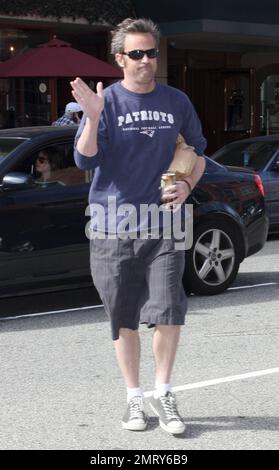 L'acteur Matthew Perry, connu pour son personnage Chandler Bing sur « Friends », a été vu quitter un bâtiment médical à L.A. L'acteur de 42 ans avait l'air un peu effrayé dans un t-shirt Patriots, un short à carreaux gris et des baskets noires, alors qu'il traversait la rue en tenant une boisson énergétique et en faisant des signes aux photographes. Los Angeles, Californie. 30th janvier 2012. Banque D'Images