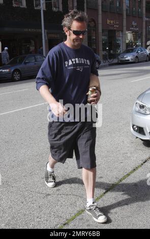 L'acteur Matthew Perry, connu pour son personnage Chandler Bing sur « Friends », a été vu quitter un bâtiment médical à L.A. L'acteur de 42 ans avait l'air un peu effrayé dans un t-shirt Patriots, un short à carreaux gris et des baskets noires, alors qu'il traversait la rue en tenant une boisson énergétique et en faisant des signes aux photographes. Los Angeles, Californie. 30th janvier 2012. Banque D'Images