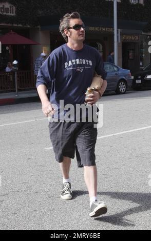 L'acteur Matthew Perry, connu pour son personnage Chandler Bing sur « Friends », a été vu quitter un bâtiment médical à L.A. L'acteur de 42 ans avait l'air un peu effrayé dans un t-shirt Patriots, un short à carreaux gris et des baskets noires, alors qu'il traversait la rue en tenant une boisson énergétique et en faisant des signes aux photographes. Los Angeles, Californie. 30th janvier 2012. Banque D'Images