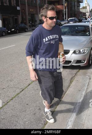 L'acteur Matthew Perry, connu pour son personnage Chandler Bing sur « Friends », a été vu quitter un bâtiment médical à L.A. L'acteur de 42 ans avait l'air un peu effrayé dans un t-shirt Patriots, un short à carreaux gris et des baskets noires, alors qu'il traversait la rue en tenant une boisson énergétique et en faisant des signes aux photographes. Los Angeles, Californie. 30th janvier 2012. Banque D'Images