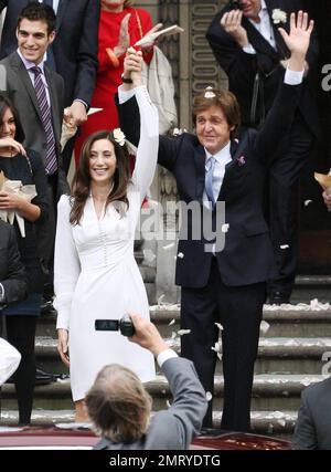 Sir Paul McCartney et Nancy Shevell à l'extérieur du bureau d'enregistrement de Marylebone après leur cérémonie de mariage. Londres, Royaume-Uni. 9th octobre 2011. Banque D'Images