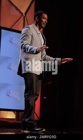 L'animateur de la cérémonie de remise des prix Laz Alonzo s'adresse au public lors des Black Awards 365 de McDonald's, qui ont eu lieu au théâtre Mahalia Jackson de la Nouvelle-Orléans, en Louisiane. 6th juillet 2012. Banque D'Images