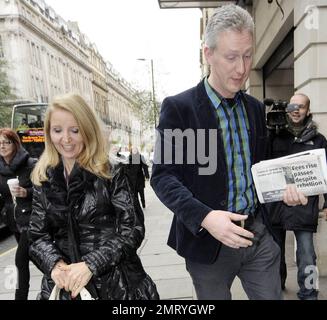 Gillian McKeith, nutritionniste écossaise et personnalité de la télévision, sa fille Skylar McKeith-Magaziner et un politicien libéral démocrate britannique et ancien député Lembit Opik apparaissent dans de bons esprits lorsqu'ils quittent le restaurant Villandry où ils ont apprécié le petit déjeuner. McKeith et Opik sont tous deux des maisons d'Australie où ils filmiaient l'émission de réalité « I'm a Celebrity... Get Me Out of Here ! ». Londres, Royaume-Uni. 12/10/10. Banque D'Images