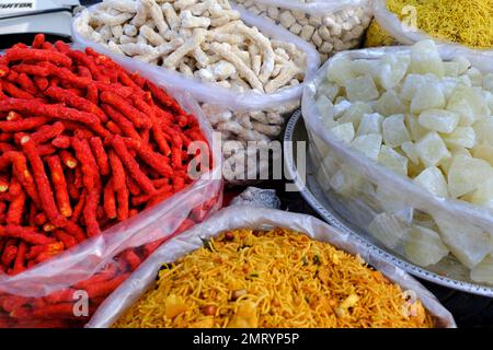 Nourriture douce indienne Sev et til (graines de Sesame) revdi, les autres noms sont rewri, rewadi, revadi, revri en vente sur le marché de Pune, Inde. Banque D'Images