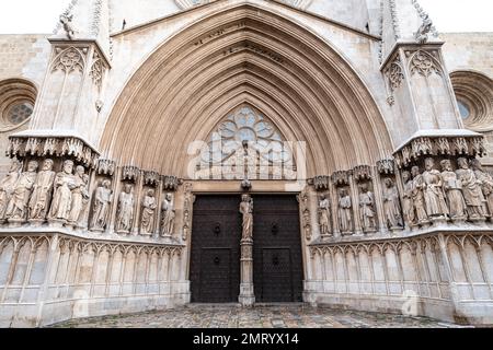 Détail de l'entrée principale de la cathédrale romane et gothique de Santa Tecla à Tarragone Banque D'Images