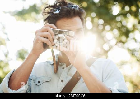 La photographie est sa passion. un beau jeune touriste qui visite les sites touristiques. Banque D'Images