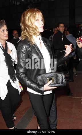L'actrice Melanie Griffith, âgée de 54 ans, montre sa silhouette élancée dans un pantalon noir ajusté, un haut en coton blanc assorti d'une veste en cuir noir et de talons hauts noirs lorsqu'elle arrive à la collecte de fonds annuelle « Best in Drag Show » 9th qui s'est tenue à l'Orpheum Theatre. Los Angeles, Californie. 9th octobre 2011. Banque D'Images