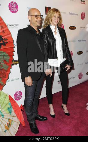 L'actrice Melanie Griffith, âgée de 54 ans, montre sa silhouette élancée dans un pantalon noir ajusté, un haut en coton blanc assorti d'une veste en cuir noir et de talons hauts noirs lorsqu'elle arrive à la collecte de fonds annuelle « Best in Drag Show » 9th qui s'est tenue à l'Orpheum Theatre. Los Angeles, Californie. 9th octobre 2011. Banque D'Images