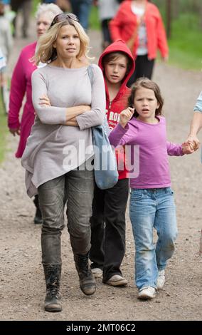 EXCLUSIF !! Melinda Messenger, ancienne présentatrice de télévision et modèle, au UK Wolf Center, avec ses enfants Morgan, Evie et Flynn. Reading, Royaume-Uni. 29th août 2011. Banque D'Images