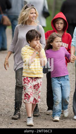 EXCLUSIF !! Melinda Messenger, ancienne présentatrice de télévision et modèle, au UK Wolf Center, avec ses enfants Morgan, Evie et Flynn. Reading, Royaume-Uni. 29th août 2011. Banque D'Images