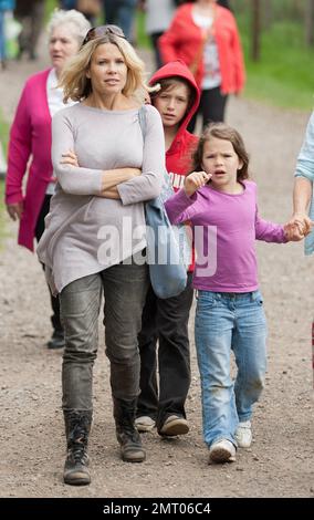 EXCLUSIF !! Melinda Messenger, ancienne présentatrice de télévision et modèle, au UK Wolf Center, avec ses enfants Morgan, Evie et Flynn. Reading, Royaume-Uni. 29th août 2011. Banque D'Images