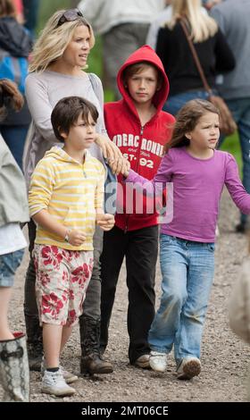 EXCLUSIF !! Melinda Messenger, ancienne présentatrice de télévision et modèle, au UK Wolf Center, avec ses enfants Morgan, Evie et Flynn. Reading, Royaume-Uni. 29th août 2011. Banque D'Images