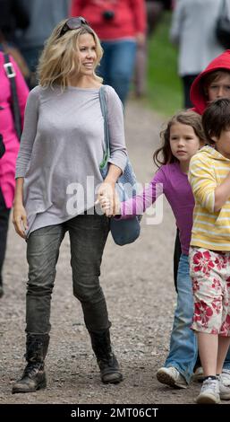 EXCLUSIF !! Melinda Messenger, ancienne présentatrice de télévision et modèle, au UK Wolf Center, avec ses enfants Morgan, Evie et Flynn. Reading, Royaume-Uni. 29th août 2011. Banque D'Images