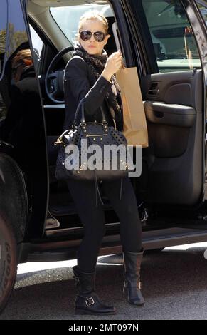 EXCLUSIF !! MENA Suvari, star des films « American Pie » et Oscar « American Beauty », est arrivé récemment à Chelsea ! Montrez-vous portant une veste noire, un haut Havane, des leggings noirs, une écharpe à motifs, des bottes noires et accessoirisées de teintes sombres et d'un grand sac à main noir. L'actrice de 33 ans fait actuellement la promotion du dernier épisode des tartes américaines, 'la Réunion américaine'. Los Angeles, Californie. 20th mars 2012. Banque D'Images